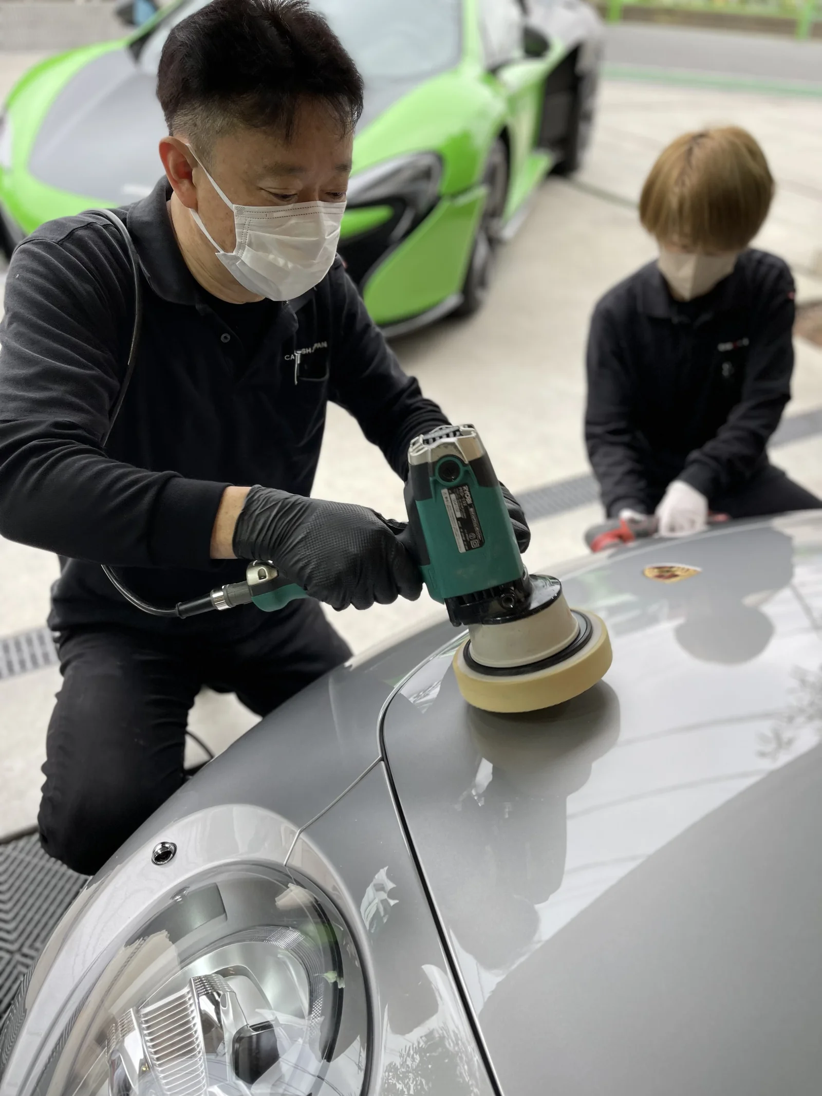 技術を学び、施工に取り組むスタッフ